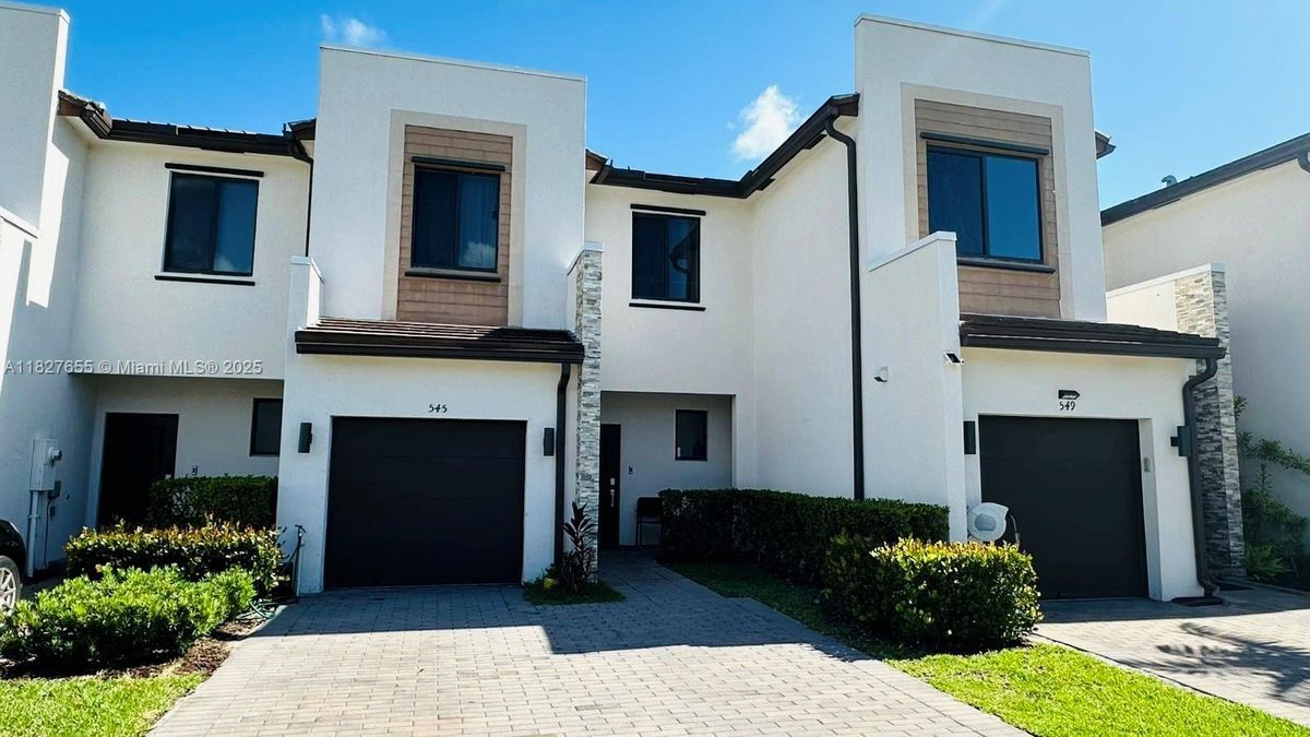 Foto principal - 545 NE 206th Ln
