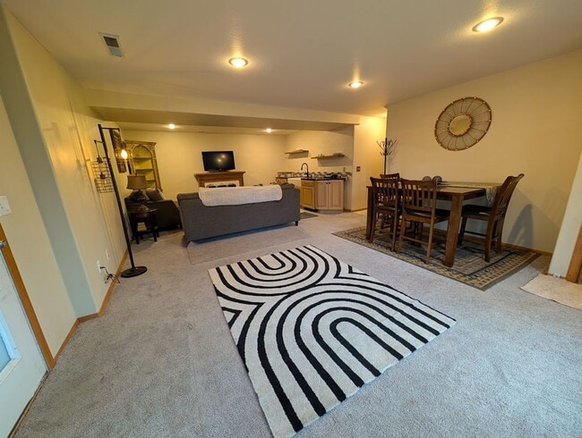 Building Photo - Gorgeous large Clarkston Heights duplex