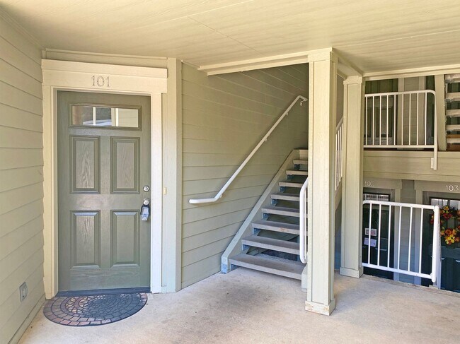 Building Photo - Darling Ground Level 3 Bedroom Condo with ...