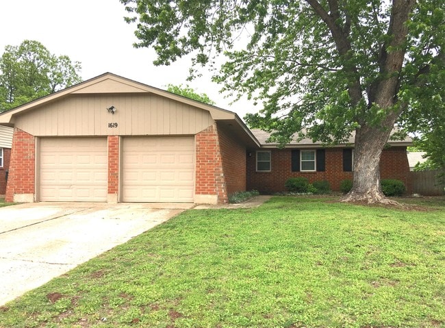 Photo - 1619 Village Dr House