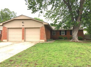 Building Photo - 1619 Village Dr