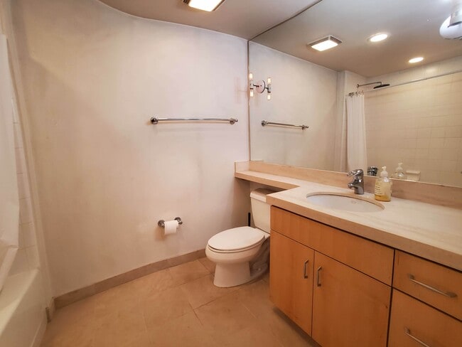 Foto del edificio - 750 Van Ness Ave