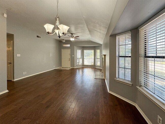 Building Photo - 1116 Oaktree St