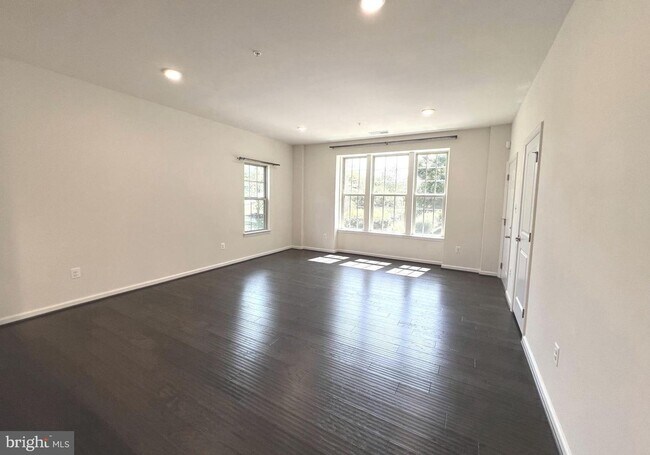 Building Photo - Beautiful end of group 3bd 2.5bth 2 level ...