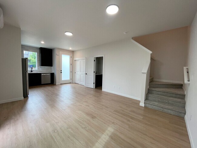 Foto del edificio - Newly Built Townhome-Style Unit with Laundry, A/C, Private Patio!