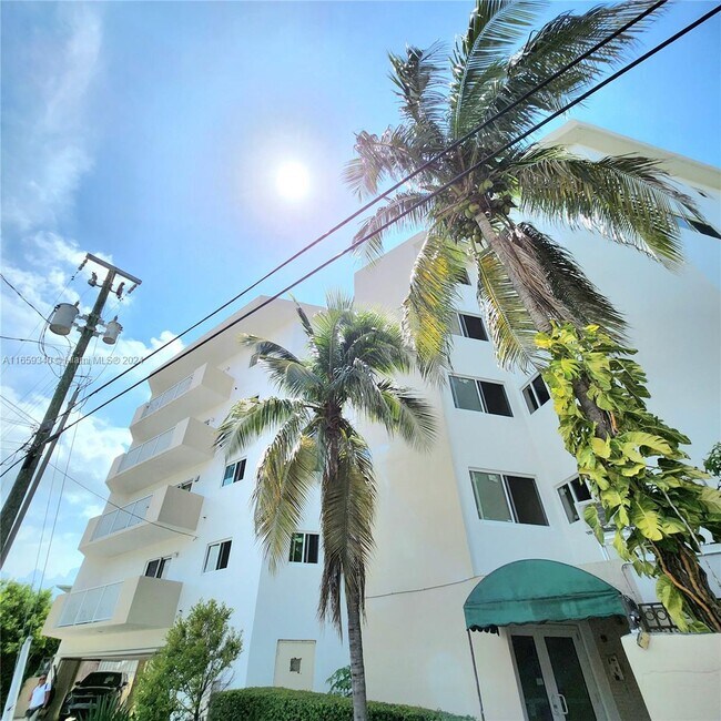 Foto del edificio - 7830 Dickens Ave