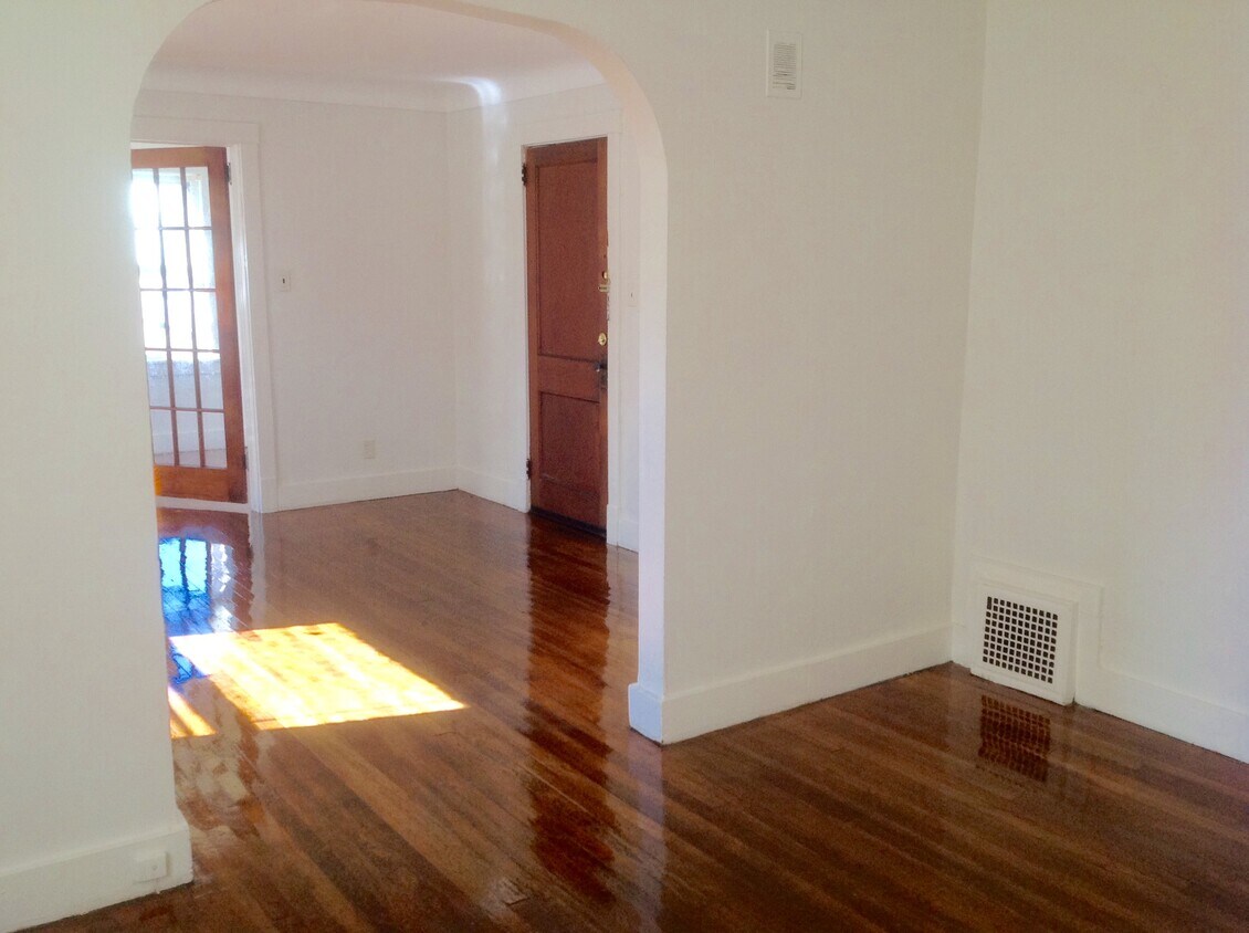 Primary Photo - 7 Roberts St