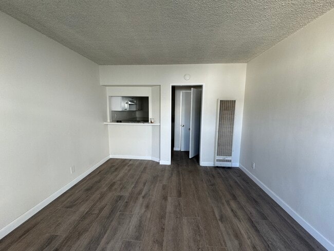 Building Photo - Emerald Apartments