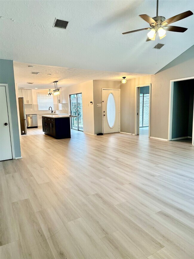 Foto del edificio - 15427 Swan Creek Dr