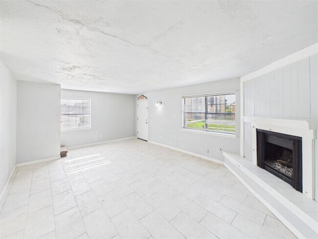 Building Photo - 401 SE 12th Ave