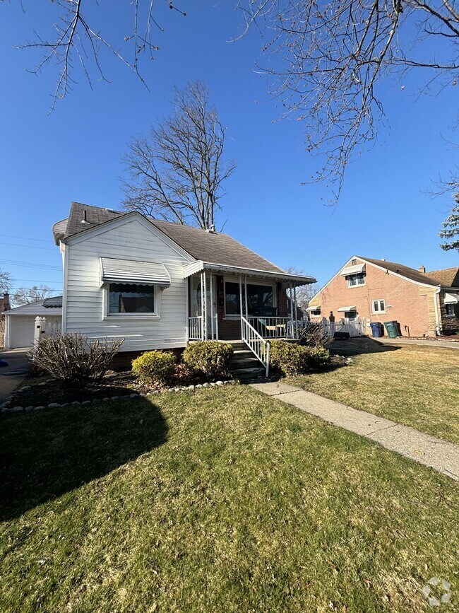 Oconner Harrisons Greenlawn Apartments for Rent with Hardwood Floors