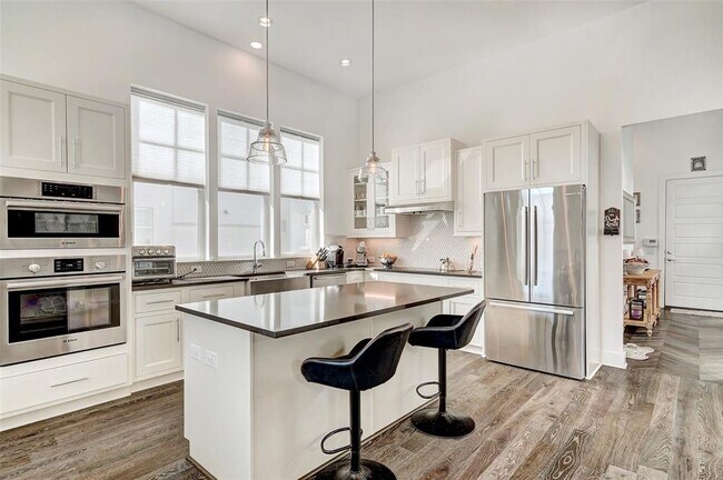 Building Photo - 4800 Springdale Rd