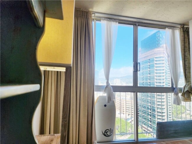 Building Photo - High Rise, Furnished, Central AC