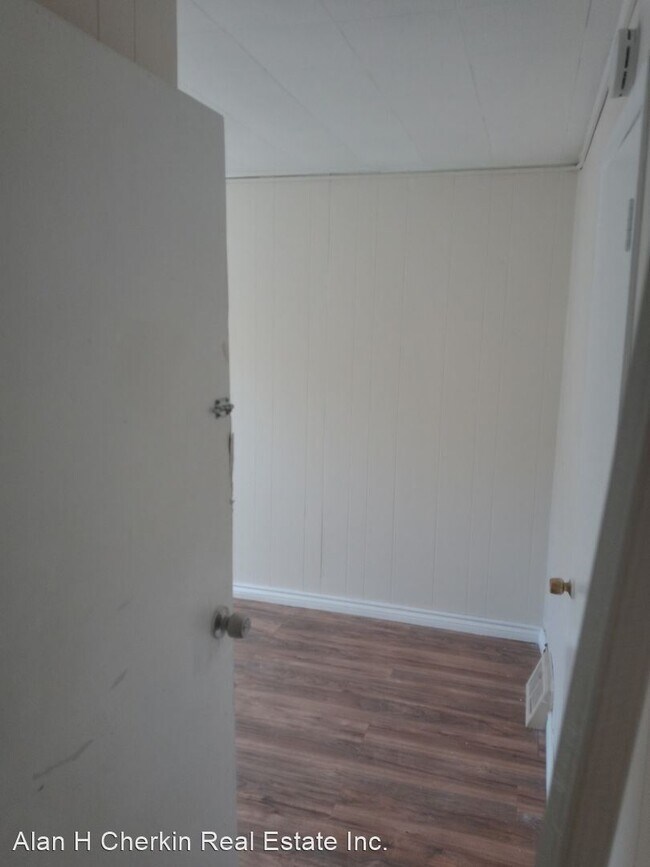 Building Photo - 3 br, 1 bath House - 619 Lake Street