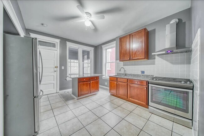 Foto del edificio - 2405 S Troy St