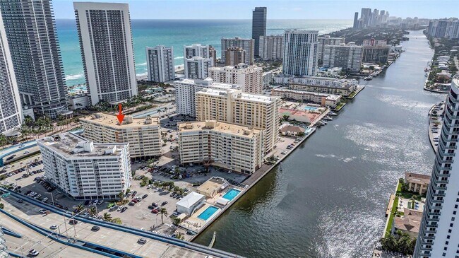 Building Photo - 1825 S Ocean Dr