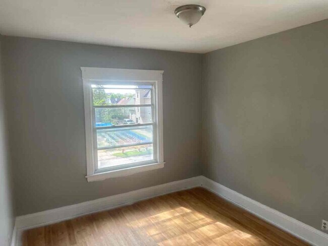 Foto del edificio - 571 E 107th St