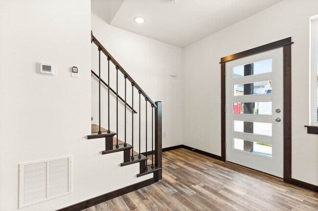 Foto del edificio - 2-Story Urban Triplex at a modern community featuring 3 Bedrooms 3 Bathrooms