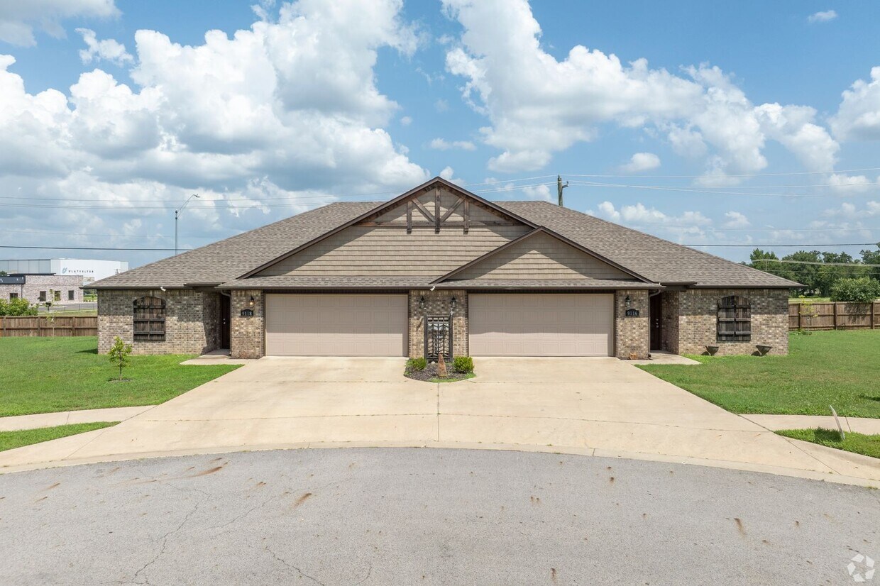 Building Photo - 3 bedroom Duplex