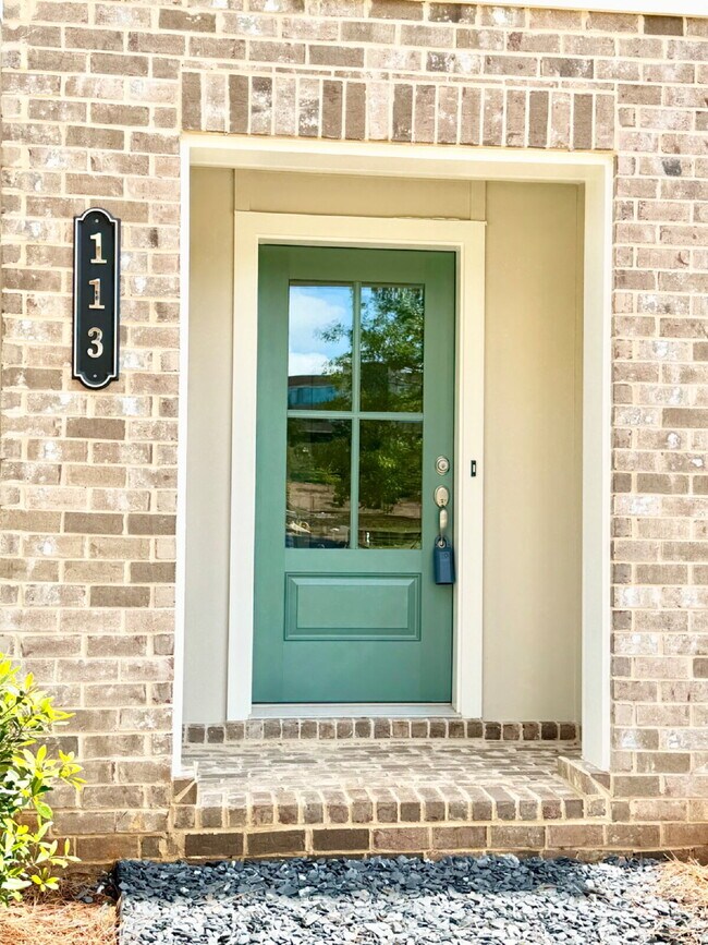 Foto del edificio - Your Alpharetta Retreat Awaits – Elegant T...