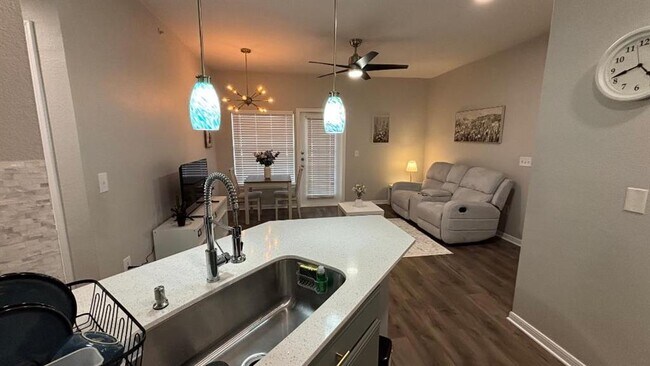 Foto del edificio - 2320 Gracy Farms Ln