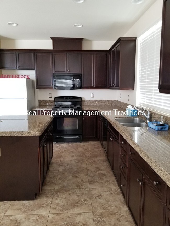 Building Photo - 3 + 3 with Bonus Room in Ana Verde