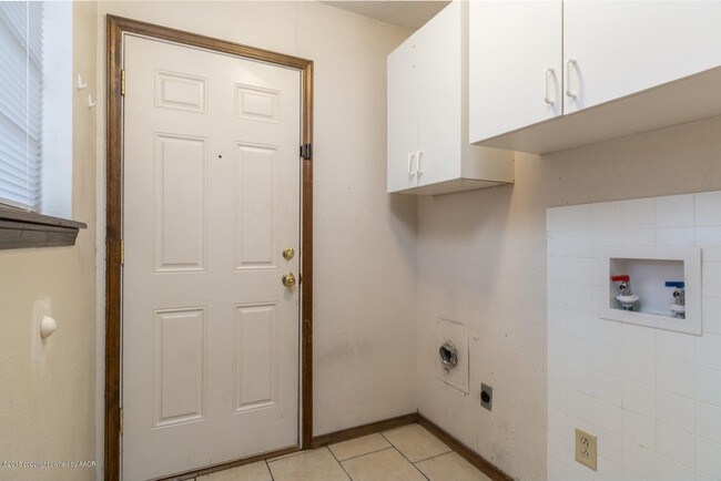 Building Photo - 5609-5611 Fulton Dr