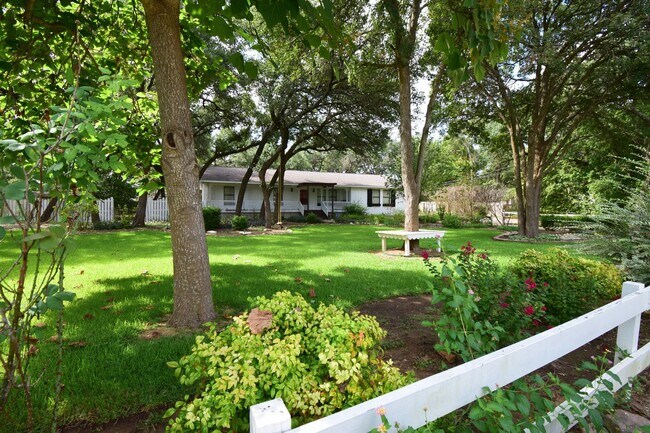 Building Photo - Gorgeous 3 Bed House on Large .467 Acre Lo...