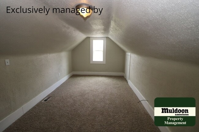 Foto del edificio - Adorable 1.5 Story Home - Pets Ok! Nicely ...