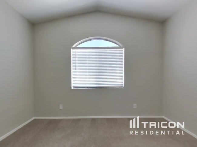 Building Photo - 1750 W Union Hills Dr