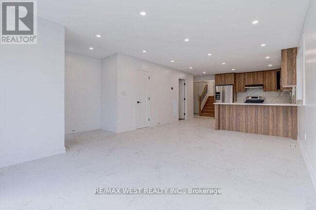 Building Photo - 152 Clarence St