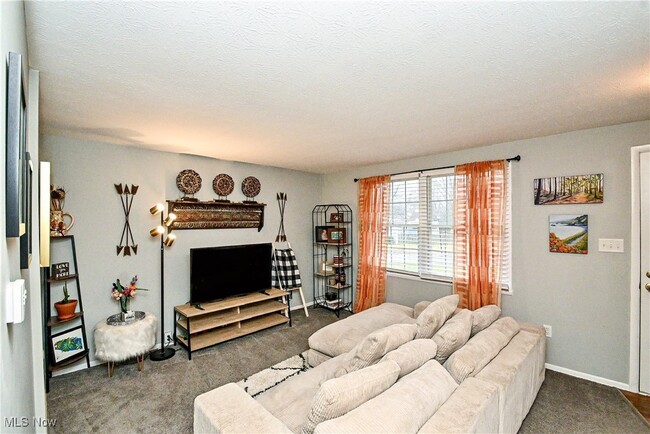 Living room - 1908 Higby Dr