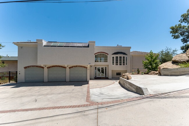 Building Photo - 1112 Mesa Dr