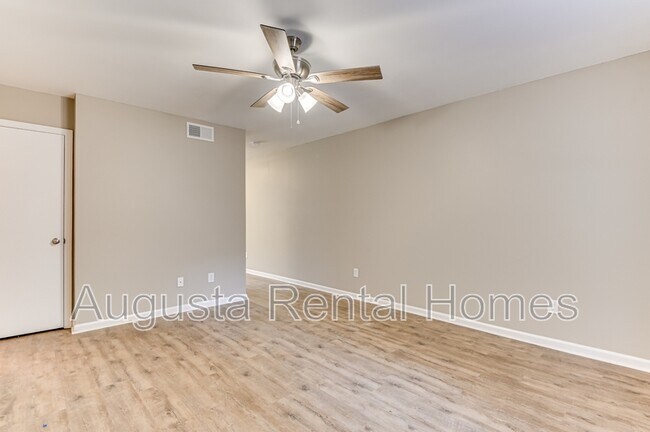Foto del edificio - 144 Chalet N Blvd