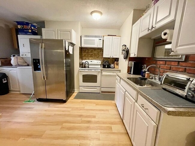 Building Photo - 74 Gates St