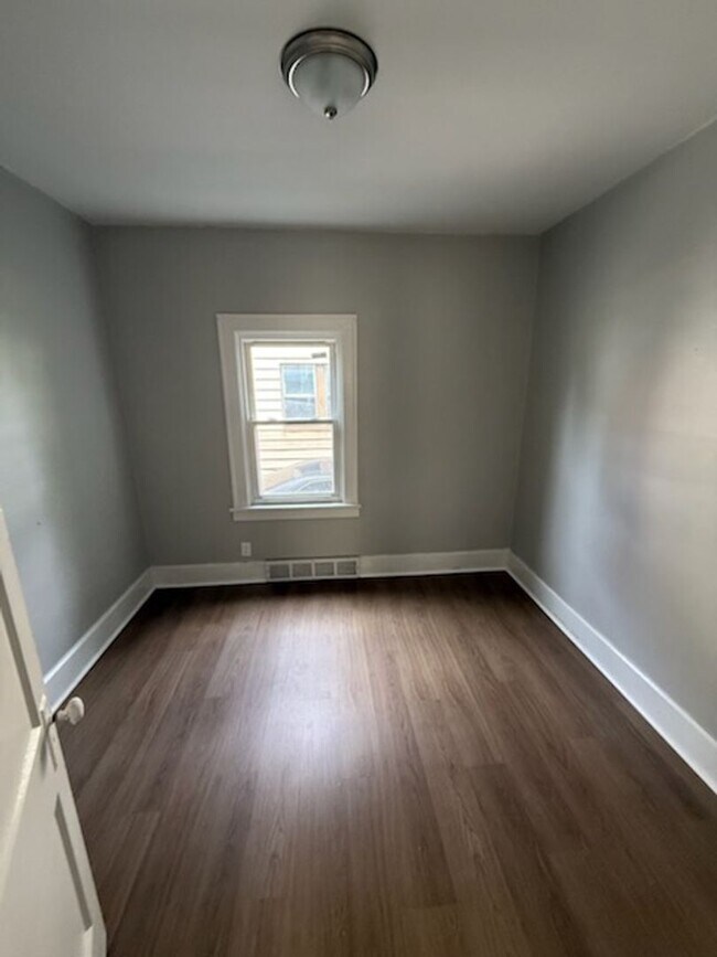 Foto del edificio - 2793 E 125th St