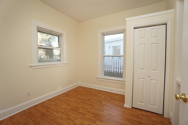 Building Photo - 402 E Mulberry St