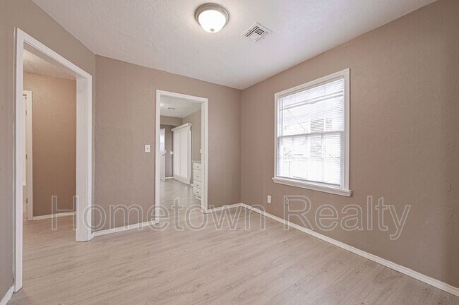 Foto del edificio - 1221 NE 43rd St