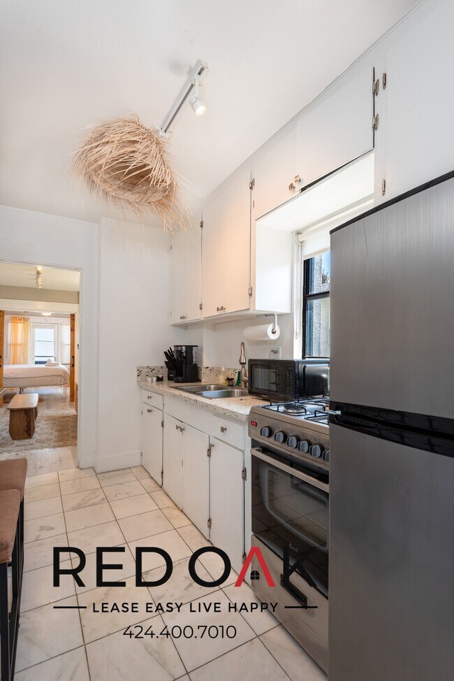 Foto del edificio - Fully Furnished One Bedroom Featuring Cont...