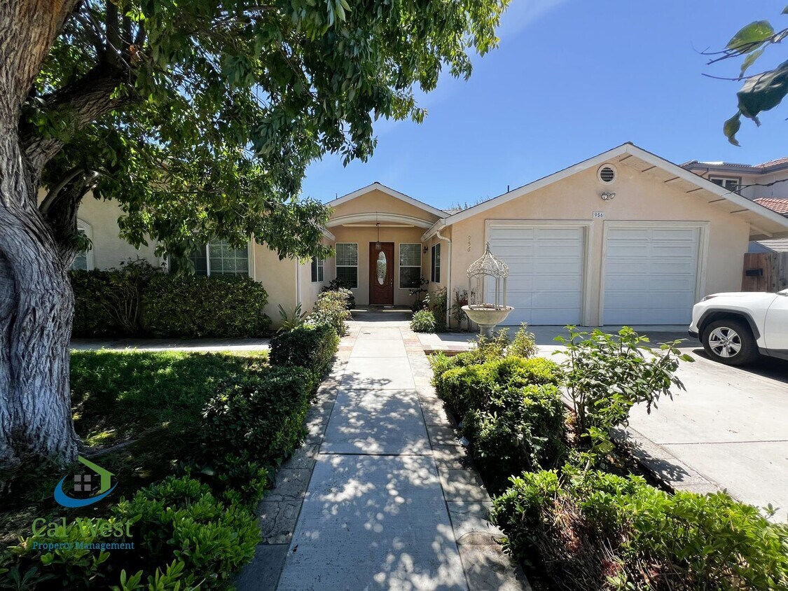 Foto principal - $5800 - Spacious 5 Beds 4 baths with large...