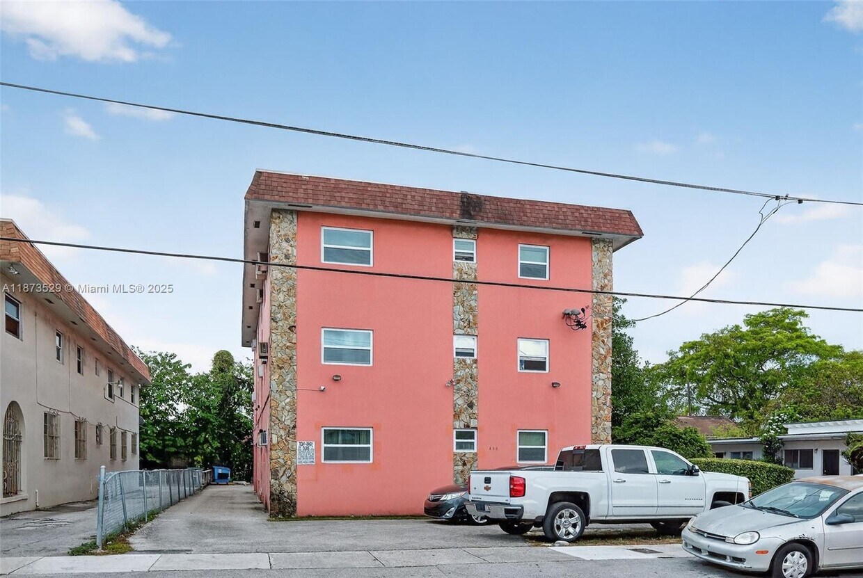 Foto principal - 458 SW 9th St