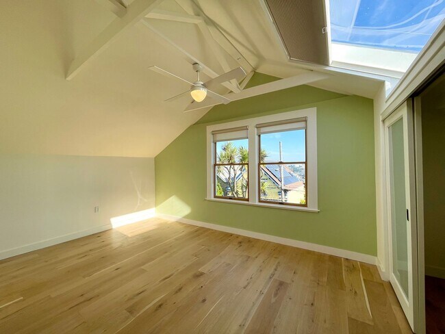 Foto del edificio - Outside Leasing - 794-796 Moultrie Street