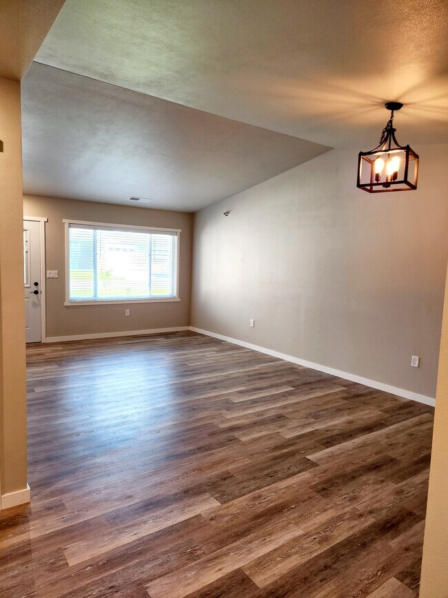 Building Photo - 105 Nieson St