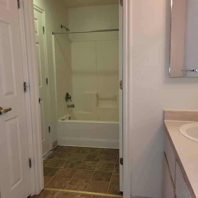 Building Photo - 451 N 7th E