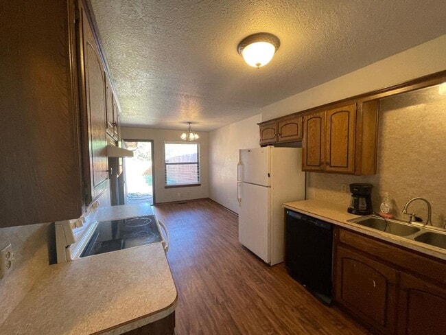 Building Photo - 221 Skylark Ct