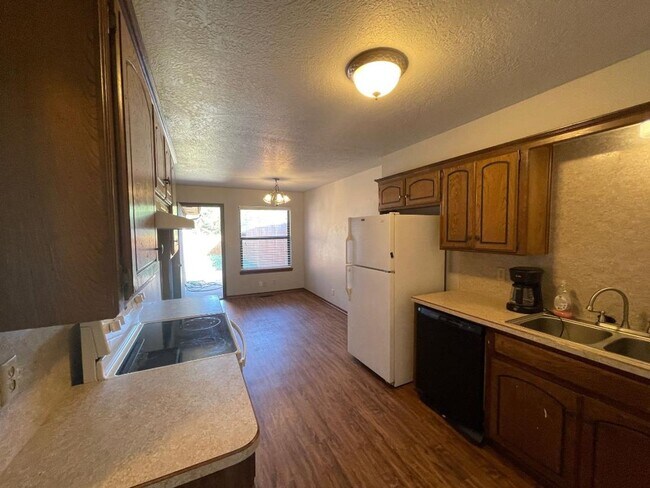 Foto del edificio - 221 Skylark Ct