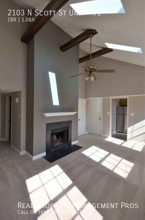 Building Photo - Penthouse Rosslyn Condo! Great Location, W...