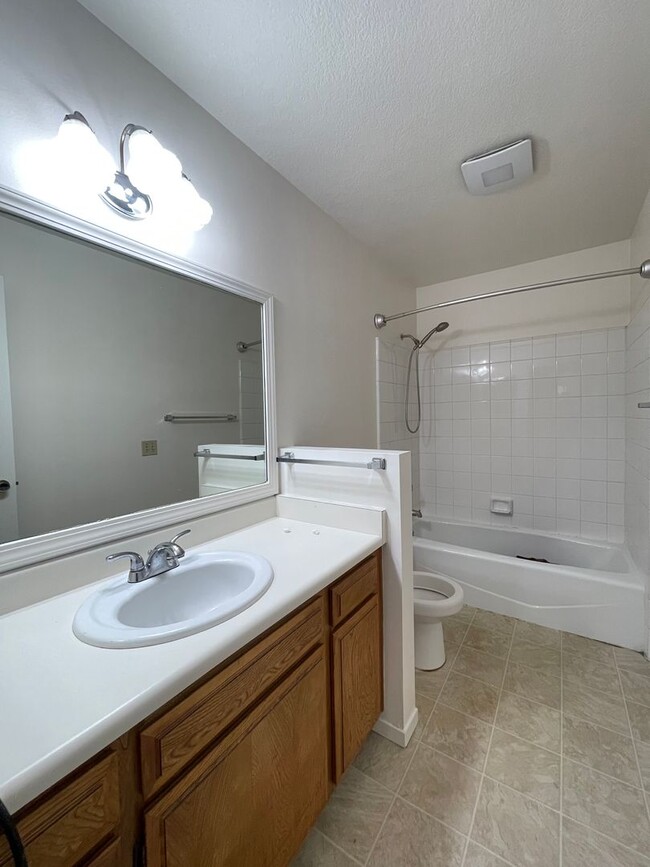 Building Photo - Conveniently Located 4 Bedroom Home