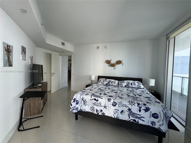 Building Photo - 1300 Brickell Bay Dr