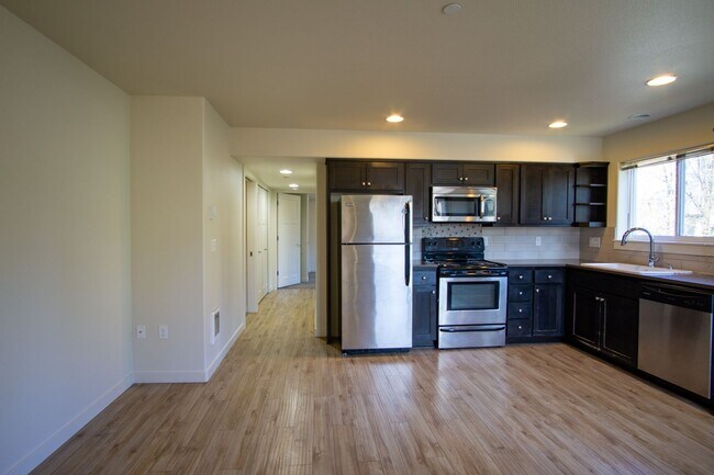 Foto del edificio - Modern 2 Bedroom with DW, W/D, Patio + Pet...